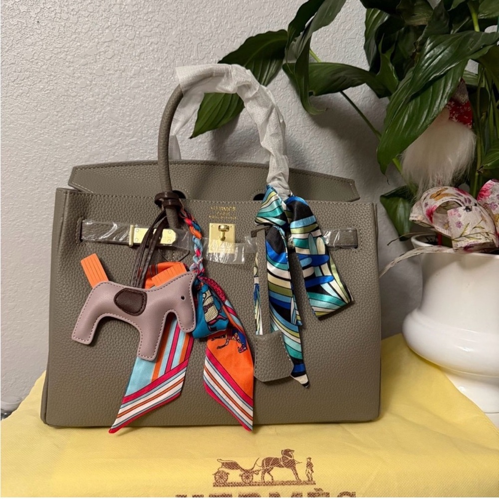 Elegant Leather Taupe Birkin 35 with Accessories